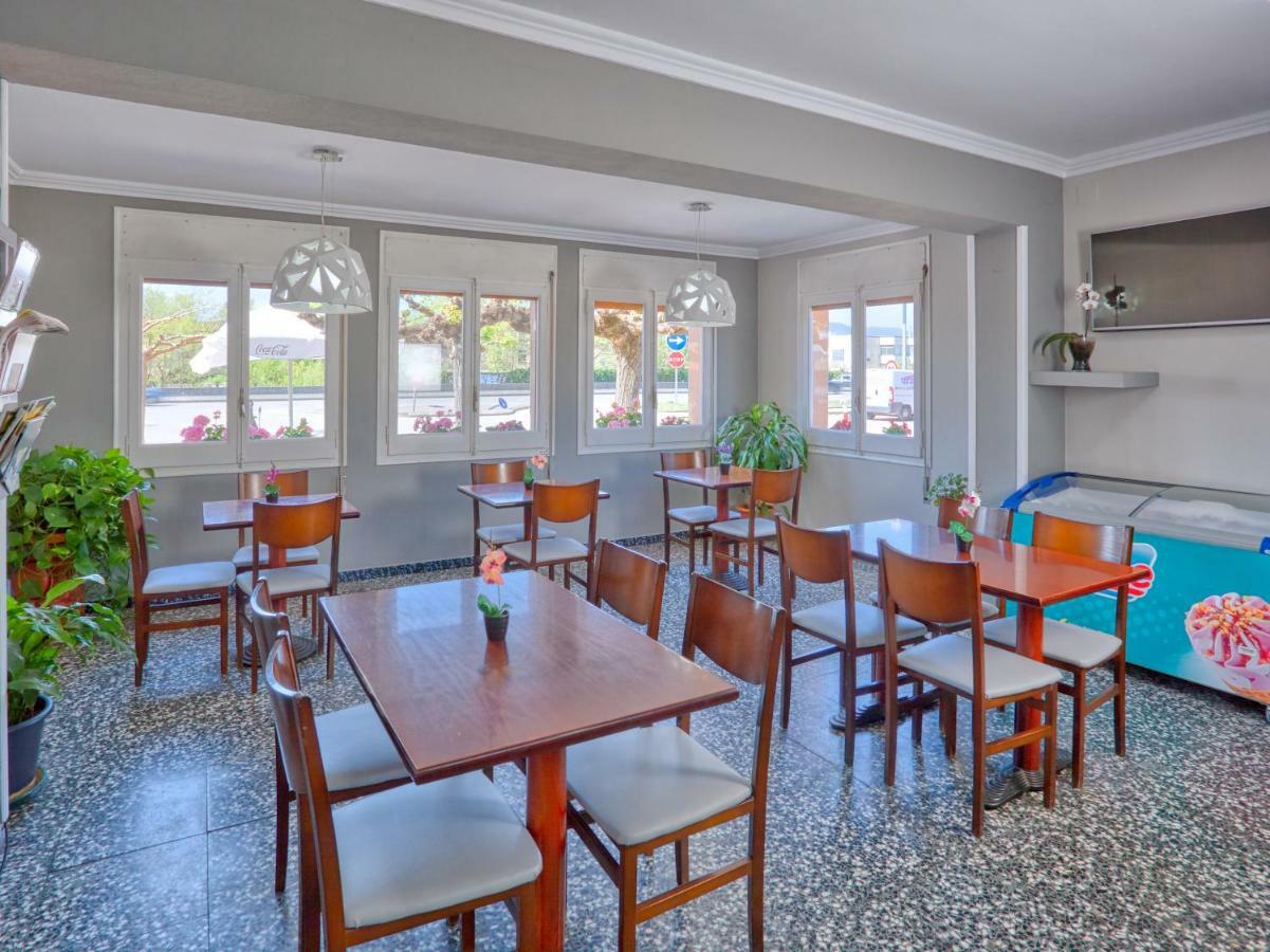Hostal Mas Ferrer Cornellá de Terri Exterior foto